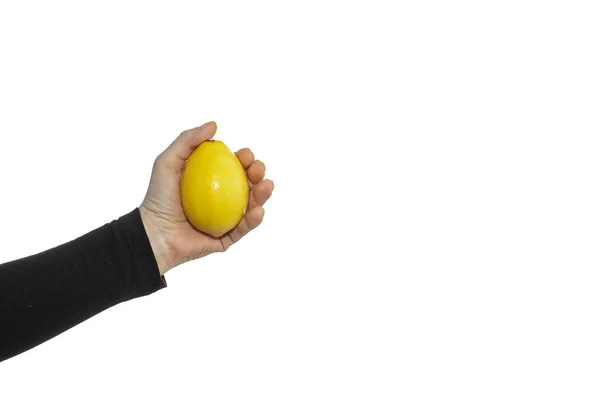 在白色背景下 一个女人手拿着一个新鲜的柠檬的特写镜头 — 图库照片