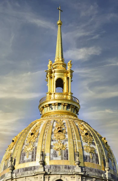 パリのエスプラネード アンヴァリッドの垂直ショット — ストック写真