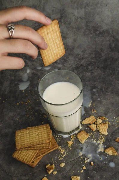 Tiro Vertical Uma Pessoa Comendo Biscoitos Copo Leite — Fotografia de Stock