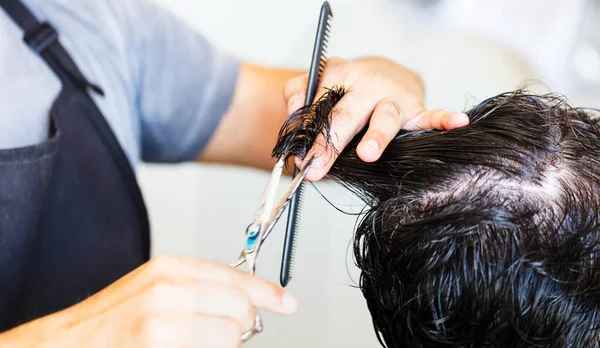 Nahaufnahme Eines Friseurs Der Haare Schneidet — Stockfoto