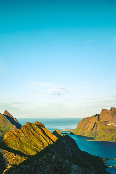 Чудовий Краєвид Моря Оточений Скелястими Скелями Норвегії — стокове фото