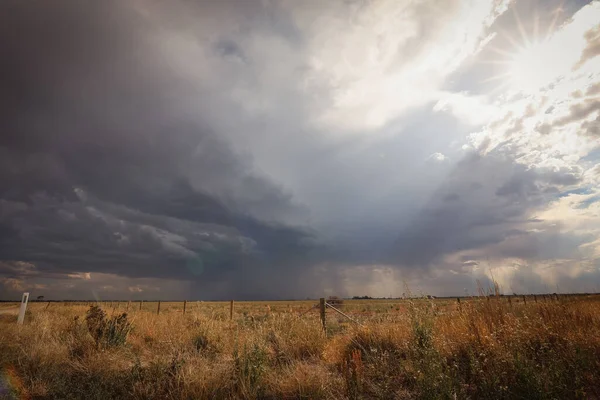 Der Stürmische Himmel Über Bäuerlichem Ackerland — Stockfoto