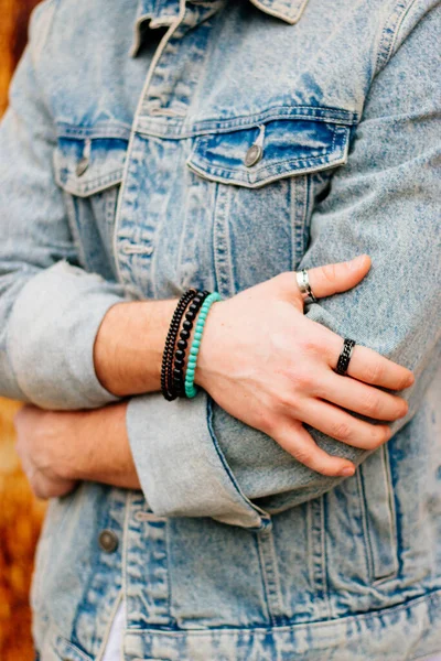 Primer Plano Hombre Mostrando Sus Accesorios Mano — Foto de Stock