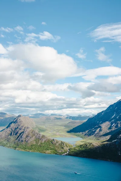 Norveç Bulutlu Bir Gökyüzünün Altında Dağlarda Gölü Olan Güzel Bir — Stok fotoğraf