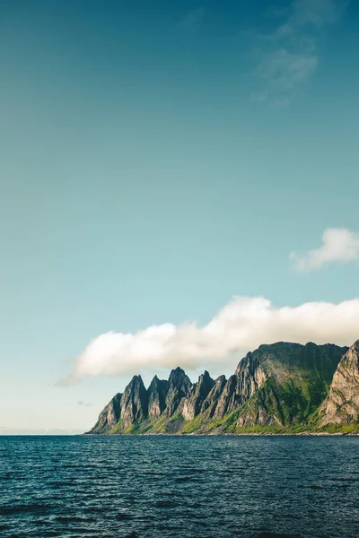 Hermoso Paisaje Del Mar Rodeado Acantilados Rocosos Noruega —  Fotos de Stock