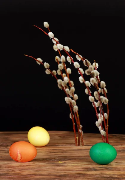 Een Close Van Pluizige Wilgentwijgen Drie Gekleurde Eieren Een Houten — Stockfoto