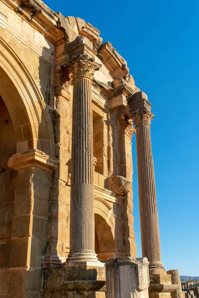 アルジェリアのティンガドにある有名なローマの遺跡の柱や壁の垂直ショット — ストック写真