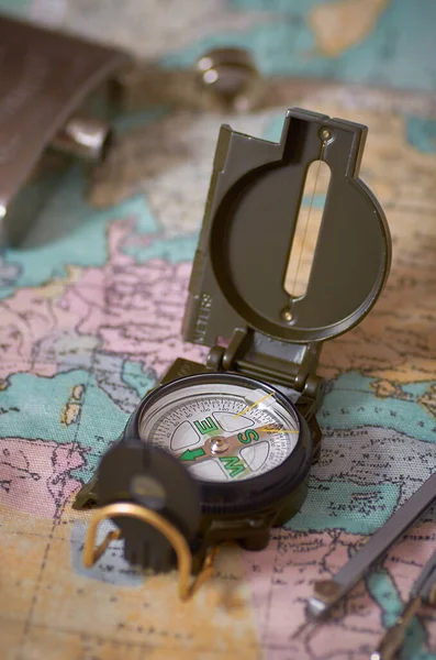 Pionowe Ujęcie Kompasu Mapie Koncepcja Podróży — Zdjęcie stockowe