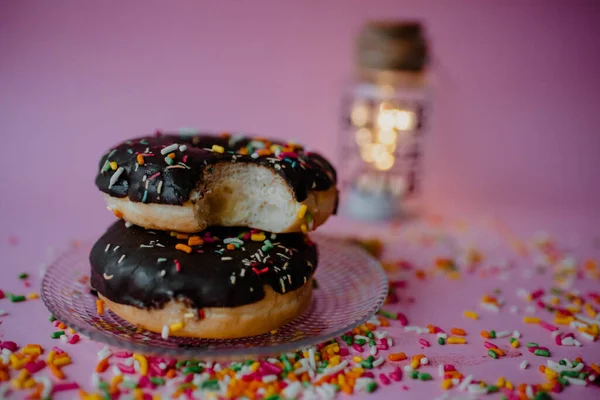 Close Deliciosos Donuts Chocolate Com Polvilhas Prato Isolado Fundo Rosa — Fotografia de Stock