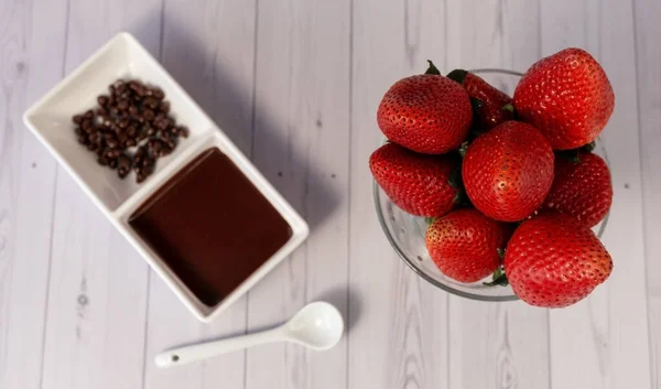 표면에 초콜릿녹은 딸기를 꼭대기 — 스톡 사진