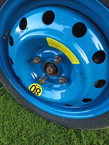 蓝色轮圈车轮蓝色轮缘的垂直特写镜头 — 图库照片