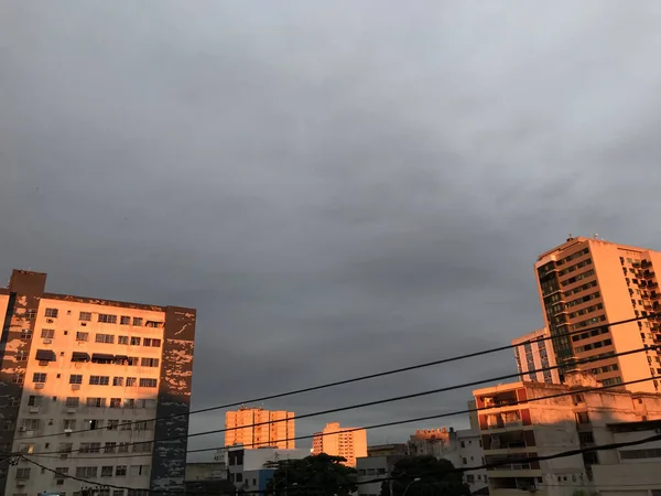 Uma Paisagem Edifícios Residenciais Sob Céu Nublado Durante Pôr Sol — Fotografia de Stock