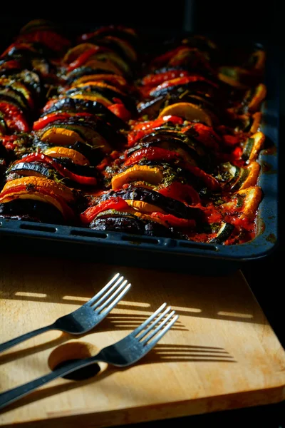 Fatto Casa Ratatouille Caldo Dal Forno Alla Luce Del Sole — Foto Stock