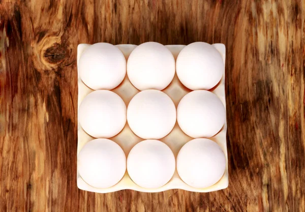 Una Vista Superior Huevos Blancos Una Bandeja Sobre Una Mesa — Foto de Stock