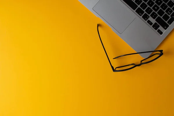 Een Oppere Bezichtiging Van Een Laptop Een Gele Tafel — Stockfoto