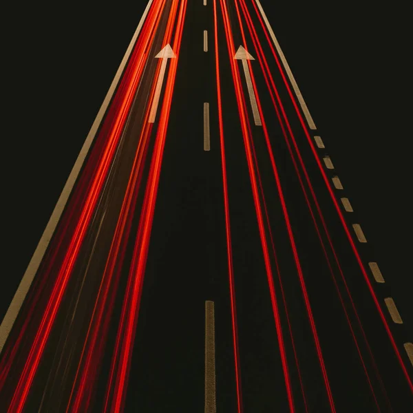長い露出で高速道路上の車のライトの垂直高天使ショット — ストック写真
