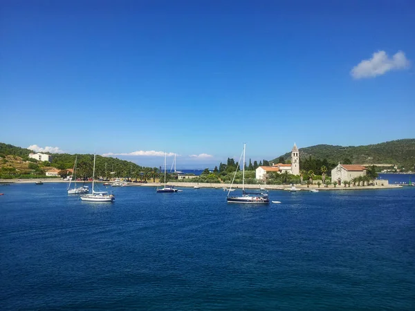 Una Hermosa Vista Del Puerto Con Veleros Amarrados Por Costa —  Fotos de Stock