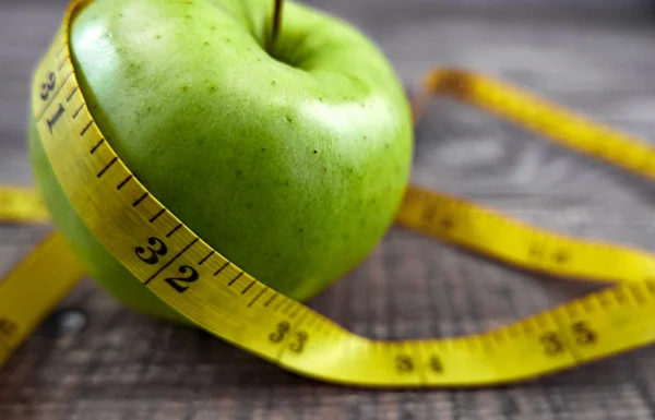 Yeşil Bir Elmanın Yakın Plan Çekimi Ahşap Arka Plandaki Sayacı — Stok fotoğraf