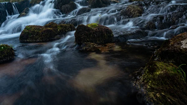 Cenário Vibrante Rio Que Flui Sobre Rochas Com Longa Exposição — Fotografia de Stock