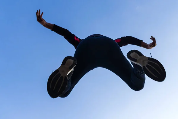 Низкоугольный Снимок Подростка Прыгающего — стоковое фото