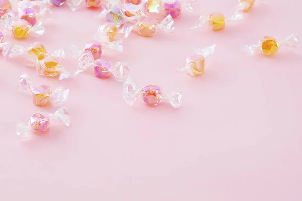粉色背景上彩色硬糖的特写特写 — 图库照片