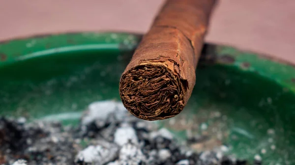 Primer Plano Cigarro Cubano Cenicero —  Fotos de Stock
