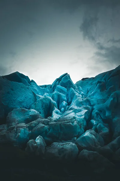 Een Verticaal Schot Van Rotsachtige Kliffen Bedekt Met Sneeuw Noorwegen — Stockfoto