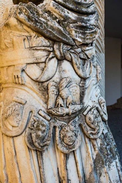 在阿尔及利亚廷加德的罗马著名废墟中 一尊无头雕像的垂直镜头 — 图库照片