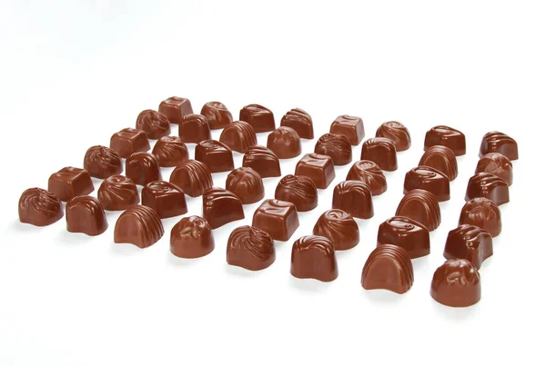 Řady Malých Ozdobných Čokolád Bílém Povrchu — Stock fotografie