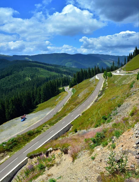 Tiro Vertical Uma Paisagem Estrada Transrarau Das Montanhas Rarau Roménia — Fotografia de Stock