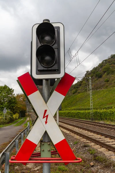 Czerwono Biały Znak Drogowy Dla Przejazdu Kolejowego Wyłączonym Światłem Stopu — Zdjęcie stockowe