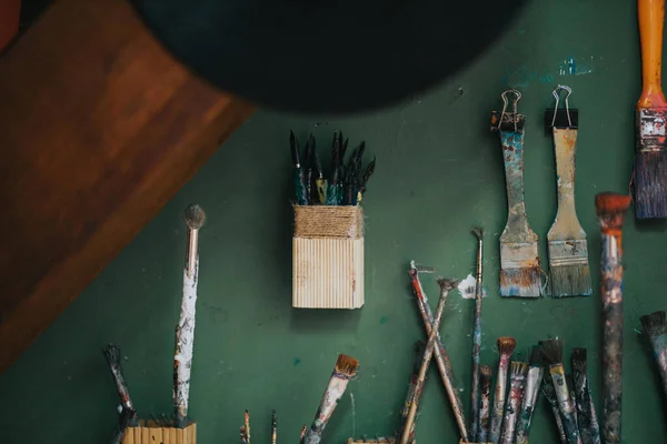 Selective Focus Shot Several Paintbrushes White Jar Green Background — Stock Photo, Image