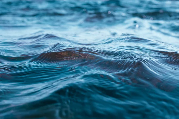 Een Prachtig Uitzicht Spetterende Zee Golven Met Zeebrasem Bij Zonsondergang — Stockfoto