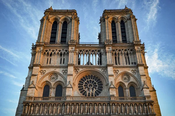 Una Foto Angolo Basso Della Cattedrale Notre Dame Parigi Francia — Foto Stock