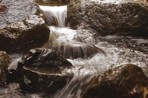 Tiro Close Riacho Rio Floresta Que Flui Sobre Pedras Irregulares — Fotografia de Stock