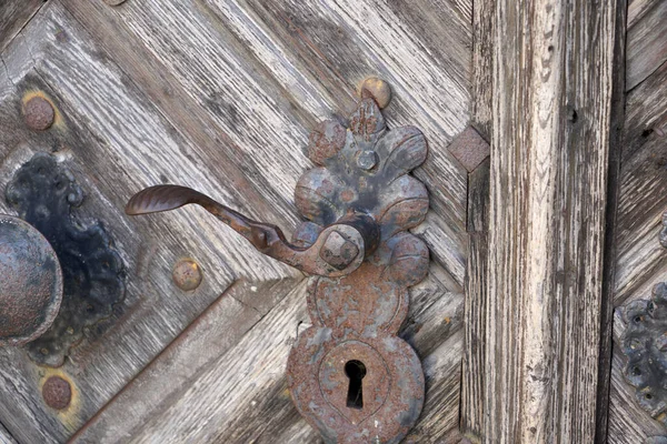 Zdjęcie Zbliżeniowe Starych Drewnianych Drzwi Starym Uchwytem — Zdjęcie stockowe