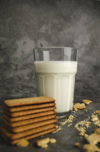 Tiro Vertical Biscoitos Copo Leite — Fotografia de Stock