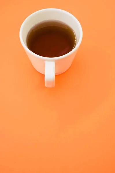 Eine Vertikale Aufnahme Einer Tasse Tee Auf Orangefarbenem Hintergrund Mit — Stockfoto