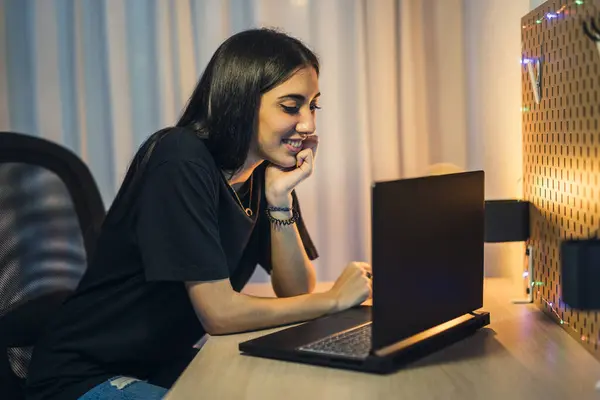 Primer Plano Una Joven Hermosa Dama Usando Una Computadora Portátil — Foto de Stock