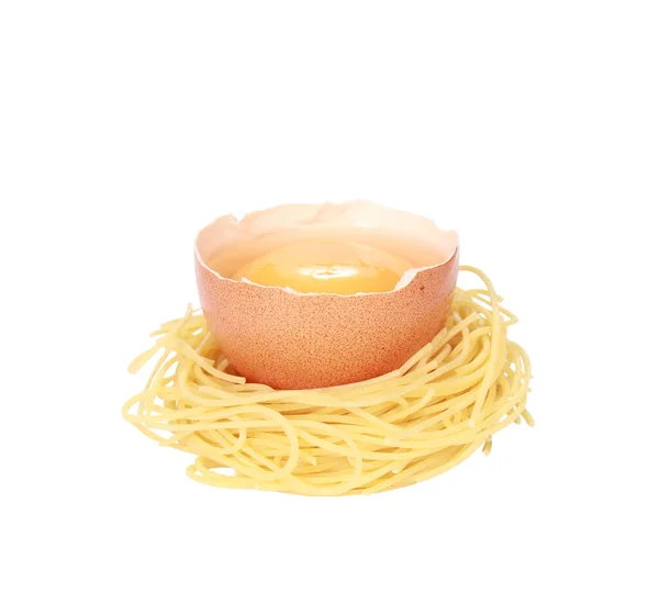 Ein Nest Pasta Mit Darin Isoliert Auf Weißem Hintergrund — Stockfoto