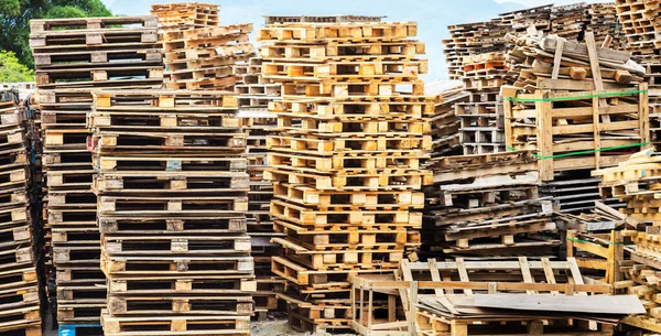 Stapels Houten Pallets Onder Het Zonlicht — Stockfoto