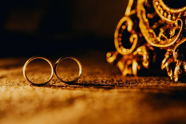 Zbliżenie Ujęcia Dwóch Pierścieni Pod Romantycznym Światłem Świec — Zdjęcie stockowe