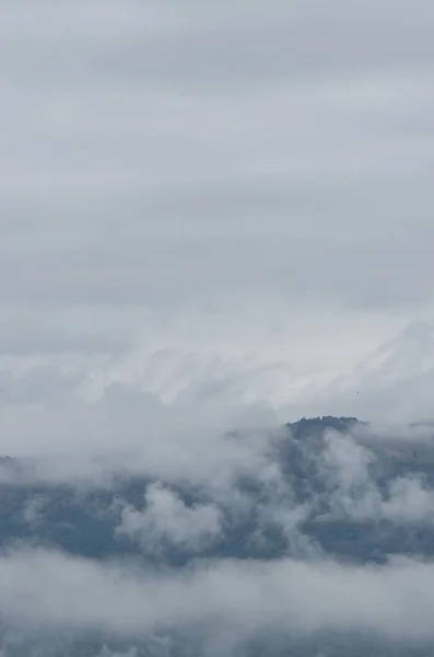 Fotografie Verticală Lanțului Muntos Prealpilor Venețieni Acoperită Nori Gândire — Fotografie, imagine de stoc