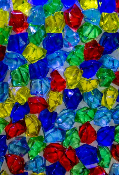 Vertikal Bild Färgade Konstgjorda Kristaller Bordet Lamporna — Stockfoto