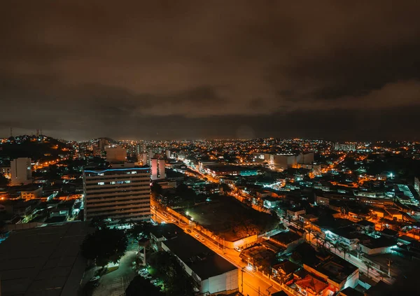 Widok Miasta Pomarańczowymi Światłami Miasta Nocy Ciemnymi Chmurami Tło — Zdjęcie stockowe