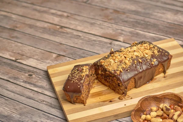 Nahaufnahme Eines Schokoladenkuchens Mit Nüssen Auf Einem Holzbrett — Stockfoto