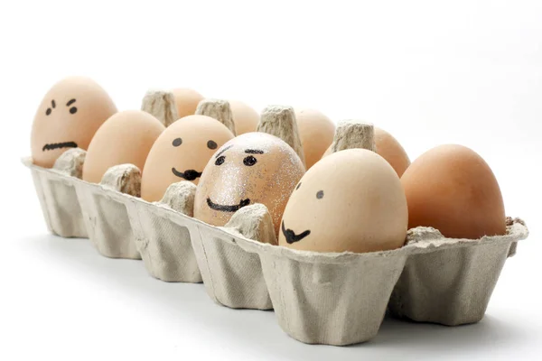 Primer Plano Caras Pintadas Sobre Huevos Sobre Fondo Blanco — Foto de Stock