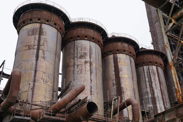 Una Toma Ángulo Bajo Una Fábrica Industrial Que Encuentra Zona — Foto de Stock