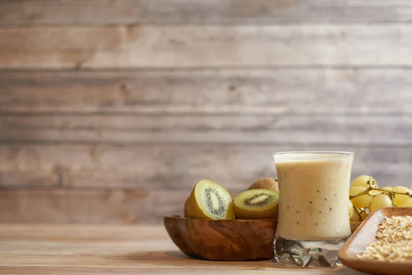 Närbild Bild Hälsosam Frukost Kiwis Druvor Spannmål Och Smoothie — Stockfoto