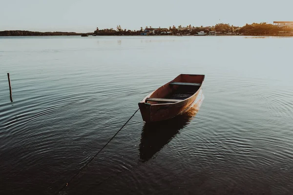 Single Boat Floating Calm Lake — Stock Photo, Image